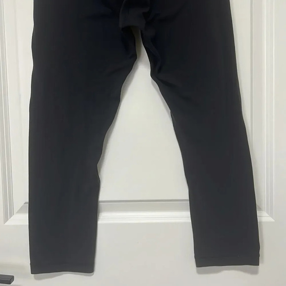 Lululemon Black Capri Leggings with front inside pocket size 6 - Picture 6 of 9